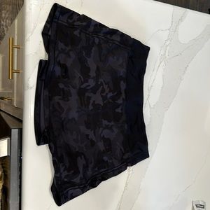 Lululemon black camo pace rival skirt. Sz 8 tall long 15”. Gently used.